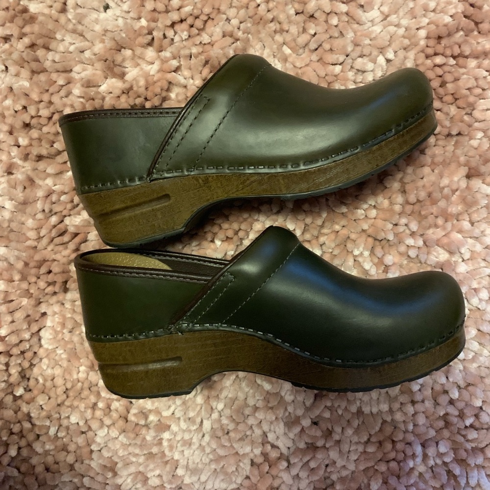 NWOB Dansko clogs olive green with wood sole